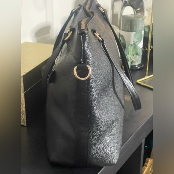 COACH TOTE, TYLER PEBBLE LEATHER, BLACK & GOLD, CROSSBODY, UNBRANDED CHAIN - Picture 6 of 15